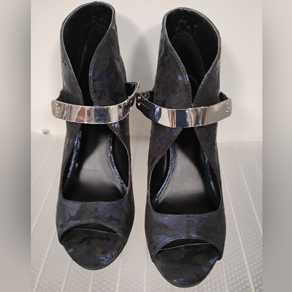VGUC Fergie Navy Blue, Black and Silver Open-Toe Heels - Sz 8M